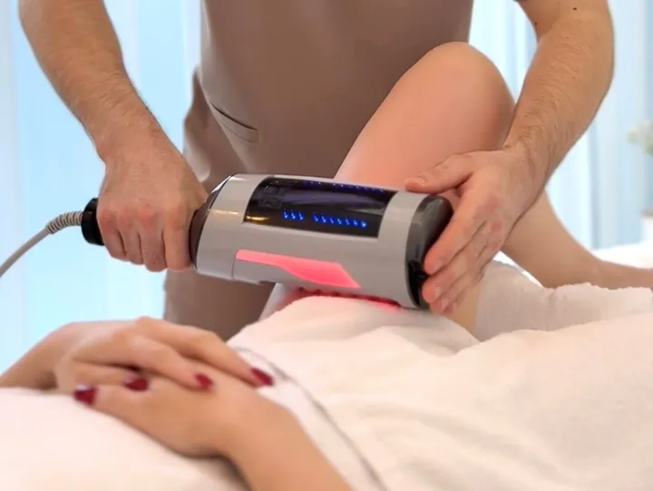 Endosféra terapia – masér vedie prístroj po stehne klientky