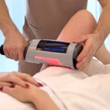 Endosféra terapia – masér vedie prístroj po stehne klientky